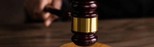 JOI Gaming wint rechtszaak. rechter die oordeel velt met een houten hamer