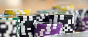 Pokerlegende Doyle Brunson. pokerchips en kaarten